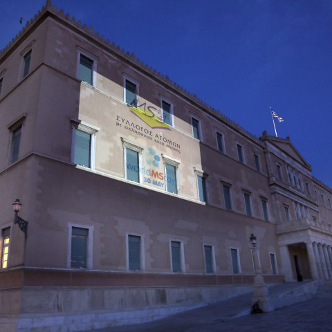 Η Βουλή των Ελλήνων φωταγωγήθηκε για να τιμήσει την Παγκόσμια Ημέρα για την Σκλήρυνση κατά Πλάκας