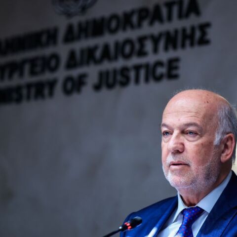 Φλωρίδης: Τα ομόφυλα ζευγάρια δεν θα μπορούν να αποκτούν παιδί μέσω παρένθετης μητέρας