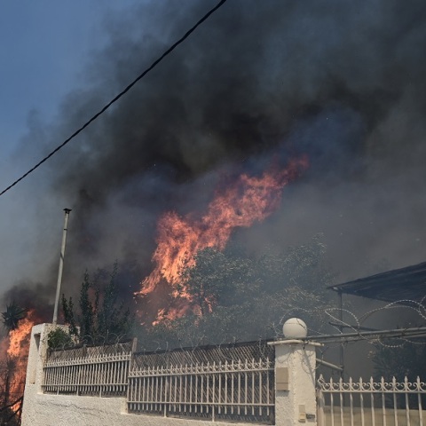 Φωτιά τώρα στον Κουβαρά: Καίγονται σπίτια