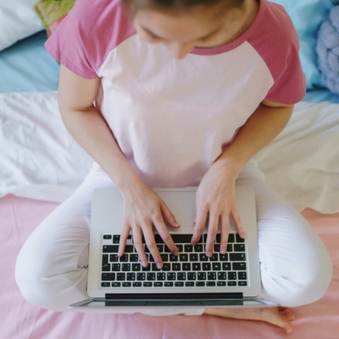 παιδι σερφαρει στο διαδίκτυο