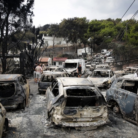 Καμένα αυτοκίνητα την επομένη της φωτιάς στο Μάτι