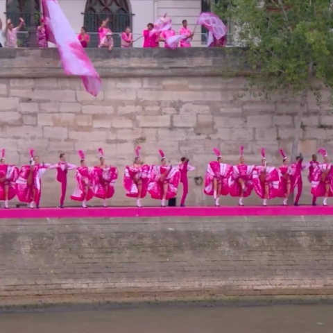 Ολυμπιακοί Αγώνες με άρωμα Μουλέν Ρουζ δίπλα από τον Σηκουάνα