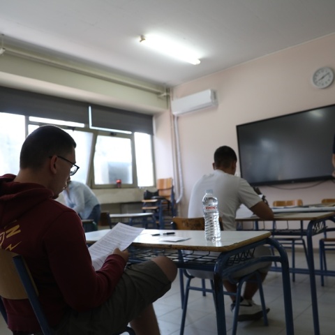 Μαθητές Γ' Λυκείου κατά τη διάρκεια Πανελληνίων