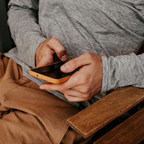 Άτομο κρατά κινητό και κάτι φαίνεται να πληκτρολογεί