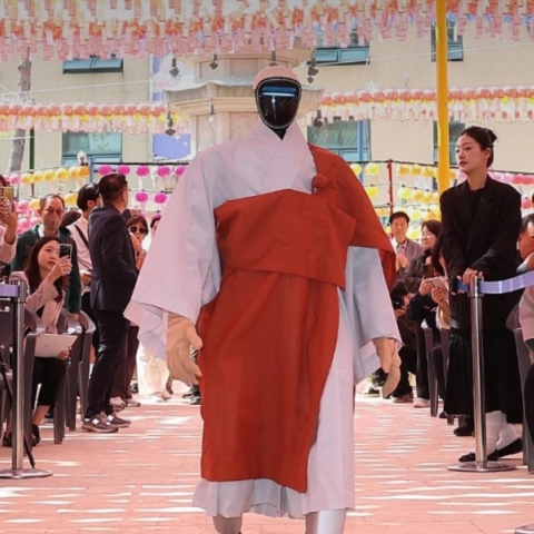 To πρώτο ρομπότ - μοναχός της Νότιας Κορέας δήλωσε ότι ασπάζεται τον βουδισμό – Βίντεο