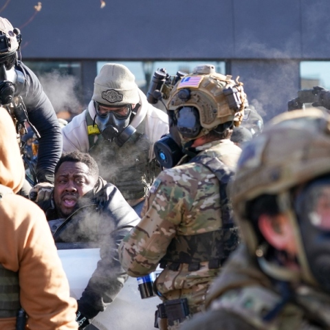 Αστυνομικοί της ICE μεταφέρουν τραυματισμένο διαδηλωτή στη Μινεάπολη