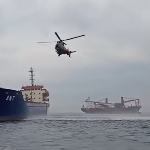 Σύγκρουση φορτηγών πλοίων ανοιχτά της Χίου - Αρνήθηκε την ελληνική βοήθεια το ένα από τα δύο πλοία	