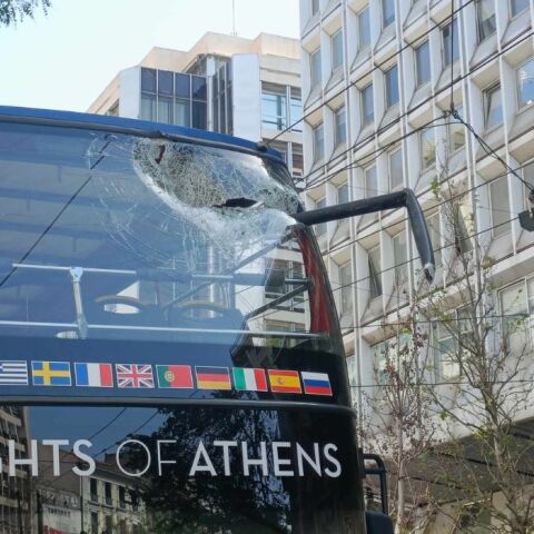  ΑΤΥΧΗΜΑ ΣΤΟ ΚΕΝΤΡΟ ΤΗΣ ΑΘΗΝΑΣ ΟΤΑΝ ΚΑΛΩΔΙΟ ΑΠΟ ΤΡΟΛΕΪ ΚΟΠΗΚΕ ΚΑΙ ΕΠΕΣΕ ΣΕ ΤΟΥΡΙΣΤΙΚΟ ΛΕΩΦΟΡΕΙΟ (ΜΙΧΑΛΗΣ ΚΑΡΑΓΙΑΝΝΗΣ / EUROKINISSI)