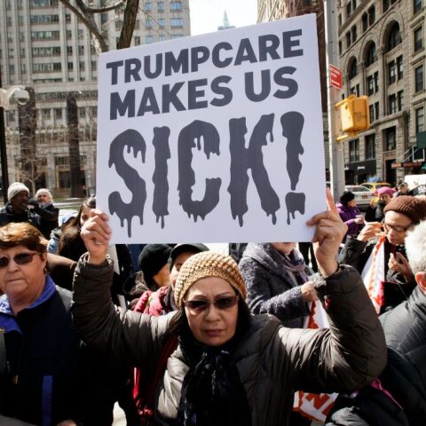 ΗΠΑ: «Στον αέρα» εκατομμύρια Αμερικανοί μετά το πάγωμα του Τραμπ στις ασφαλιστικές καλύψεις