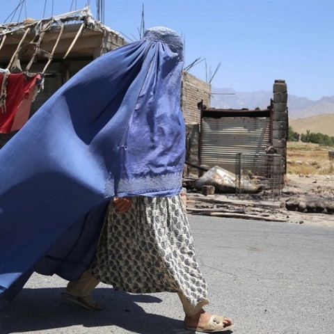 αφγανη γυναικα με μπουρκα