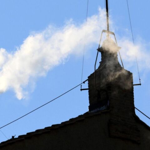 Τι συμβαίνει μεταξύ της λευκής καπνοδόχου και της ανακοίνωσης του νέου πάπα;