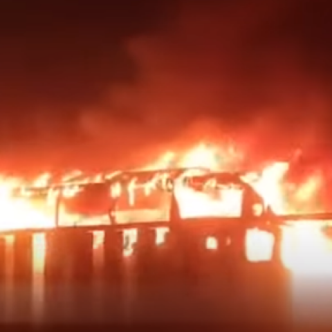 Παρανάλωμα του πυρός το λεωφορείο με τους πλημμυροπαθείς στο Πακιστάν