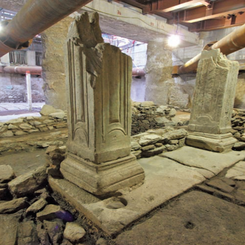 Μαρμάρινοι πεσσοί προπύλου στη νότια στοά της πλατείας