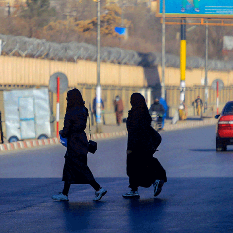 Γυναίκες περπατούν σε πόλη του Αφγανιστάν