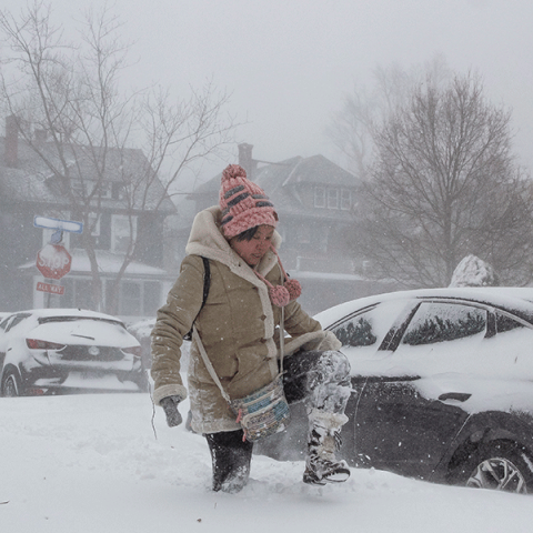 Γυναίκα περπατά με δυσκολία στους χιονισμένους δρόμους στο Μπάφαλο