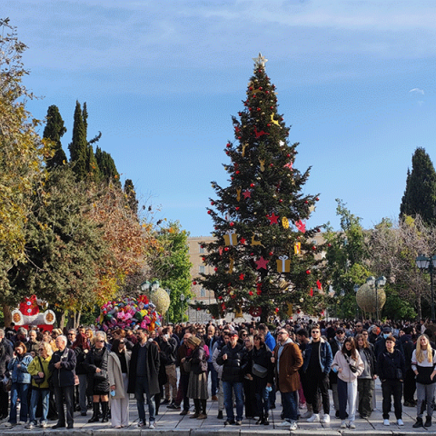 Πολίτες στη στολισμένη Αθήνα