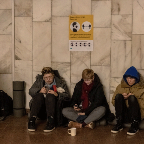 Ουκρανοί έχουν βρει καταφύγιο στο μετρό την ώρα που ηχούν οι σειρήνες