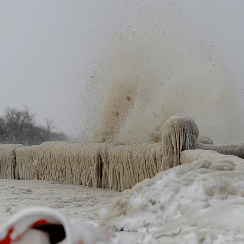 Πάγος και χιόνι έχουν σκεπάσει τα προστατευτικά κιγκλιδώματα στη λίμνη Erie