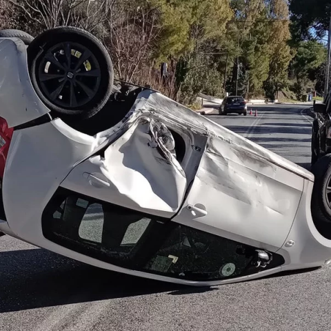 Το αυτοκίνητο που αναποδογύρισε στην Πεντέλη μετά το τροχαίο