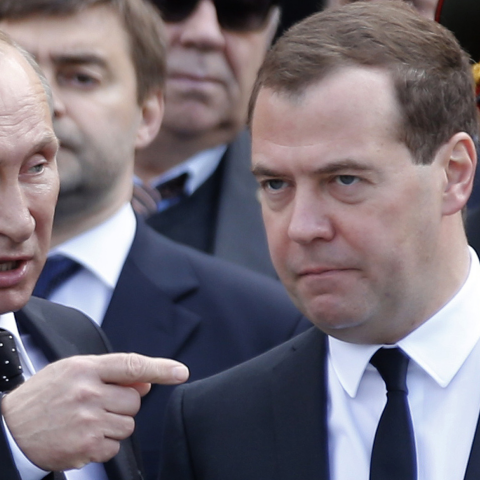 Βλαντίμιρ Πούτιν και Ντμίτρι Μεντβέντεφ απειλούν τη Δύση με πυρηνικά