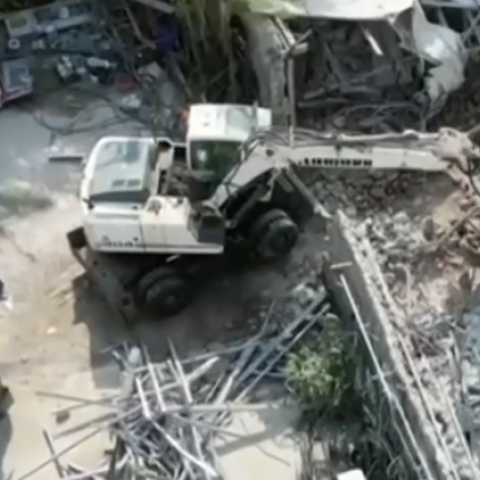 Μπουλντόζες στο Nammos στη Μύκονο