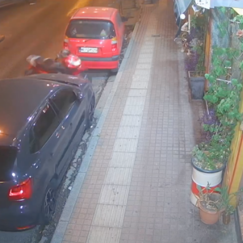 Θεσσαλονίκη: Τροχαίο με εγκατάλειψη-ΙΧ συγκρούστηκε με μοτοσικλέτα