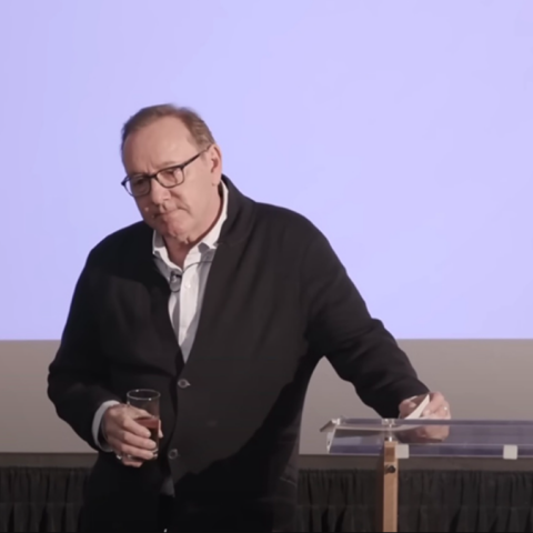 Πρώτη εμφάνιση του Κέβιν Σπέισι μετά την αθώωσή του από τις κατηγορίες για σεξουαλική παρενόχληση