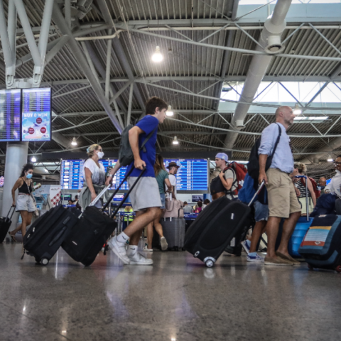 Παράνομη η αυριανή απεργία ελεγκτών εναέριας κυκλοφορίας – Κανονικά οι πτήσεις