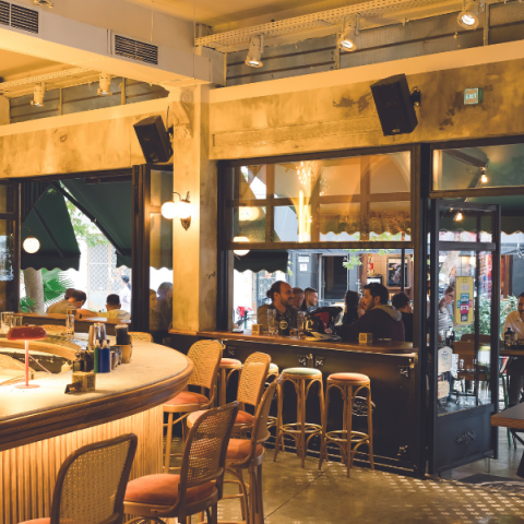 Café Cafe cocktails & more: Το στέκι που άλλαξε τα δεδομένα  στο Περιστέρι