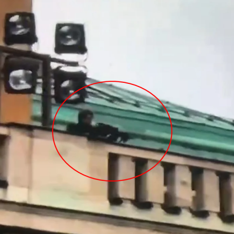 Ο 24χρονος μακελάρης στην οροφή του πανεπιστημίου κρατά στα χέρια του όπλο και ανοίγει πυρ σκοτώνοντας 14 άτομα