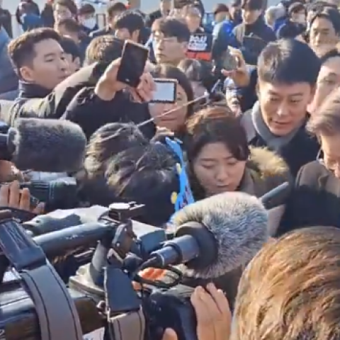 Νότια Κορέα: Ο ηγέτης της αντιπολίτευσης Λι Τζε-μιουνγκ μαχαιρώθηκε στον λαιμό