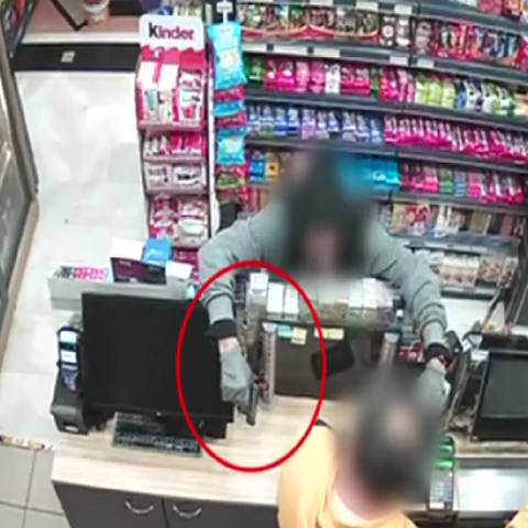 Ληστεία - Θεσσαλονίκη: Απείλησαν με όπλο και μαχαίρι υπάλληλο σε ψιλικατζίδικο 