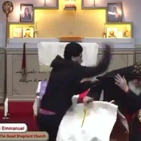 Νέα επίθεση με μαχαίρι στο Σίδνεϊ: Άγνωστος μαχαίρωσε ιερέα σε ζωντανή μετάδοση 