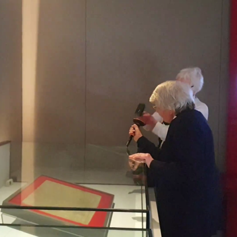 Δύο ηλικιωμένες ακτιβίστριες για το κλίμα έσπασαν την προθήκη της Μάγκνα Κάρτα