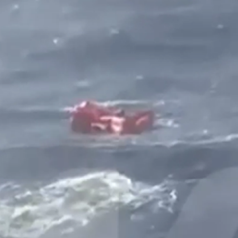 Δραματική επιχείρηση διάσωσης ναυαγού ανάμεσα σε Τήνο-Μύκονο (video)