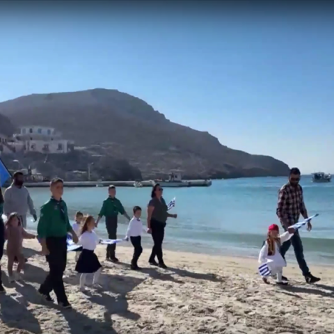 Συγκινητική παρέλαση στην Ψέριμο: Οι 4 μαθητές του νησιού τίμησαν την εθνική επέτειο