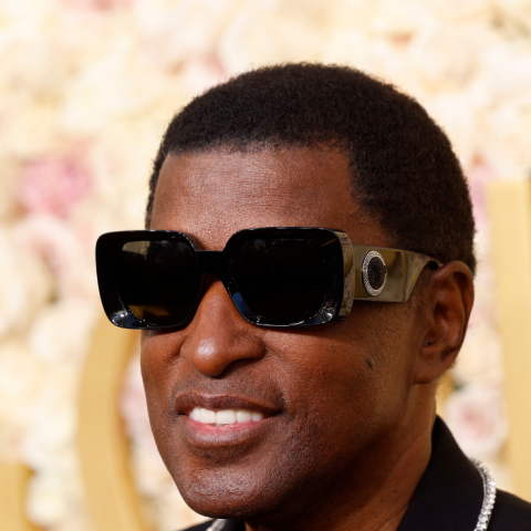 Grammy 2025: Aντιδράσεις για την ρεπόρτερ που άφησε τον Babyface στα κρύα του λουτρού για την Τσάπελ Ρόουν