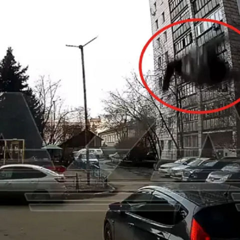 Και όμως επέζησε - 80χρονη έπεσε από τον 6ο όροφο πολυκατοικίας στη Ρωσία