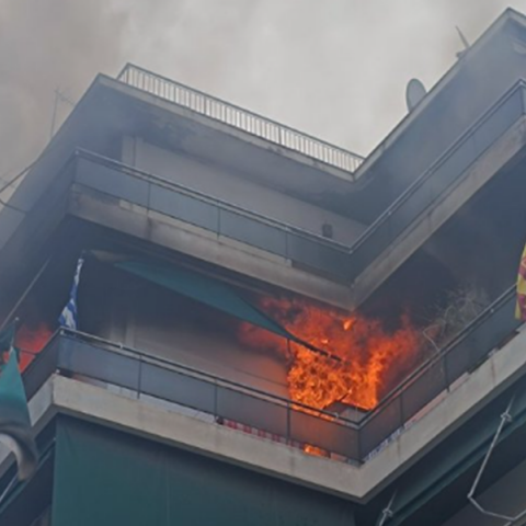 Φωτιά σε διαμέρισμα στην Μεσογείων - Απεγκλωβίστηκε μία ηλικιωμένη