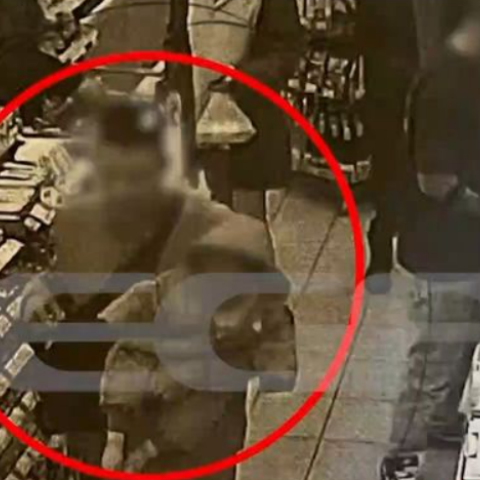 Άλιμος: Φωτογραφία ντοκουμέντο με τον άνδρα να κρατάει αγκαλιά το βρέφος στο σούπερ μάρκετ