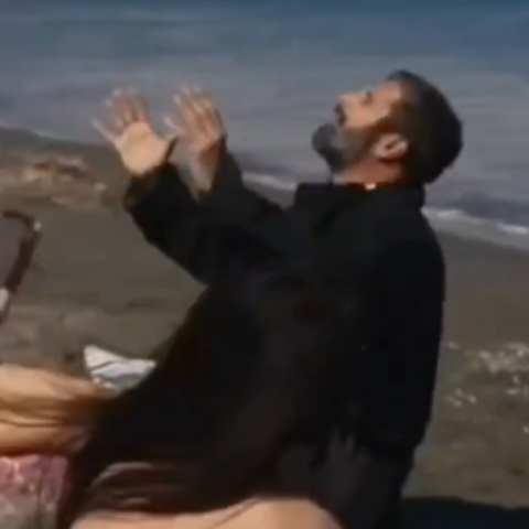 Γη της Ελιάς: Η σκηνή που έγινε viral στο Χ - Παπάς πέφτει από γκρεμό σε λουόμενες 