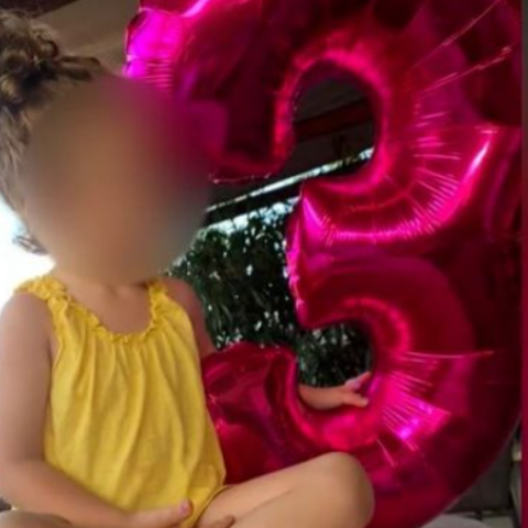 Τραγικό παιχνίδι της μοίρας για μια 7χρονη στην Καλλιθέα, η οποία πέρασε μέσα από τη τζαμαρία και έχασε τη ζωή της