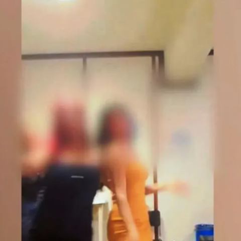 Μεσσηνία: Έστησαν «τρικούβερτο» γλέντι με τσιφτετέλια μέσα στο ΑΤ κατά τη διάρκεια κατάθεσης 