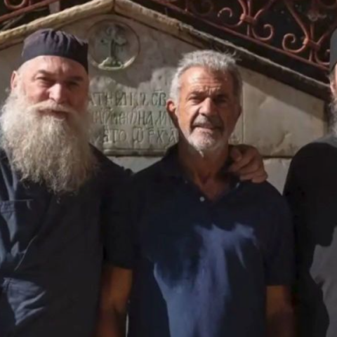 Μελ Γκίμπσον: Πίνει αγιασμό στο Άγιον Όρος - Γιατί διέμεινε στην Ιερά Μονή Χιλανδαρίου