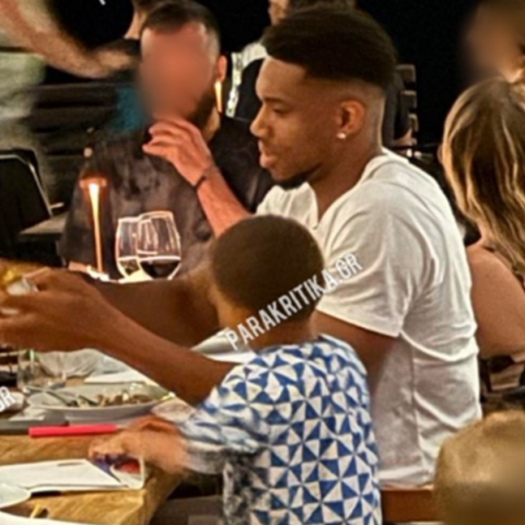 Στα Χανιά απολαμβάνει οικογενειακώς τις διακοπές του ο Γιάννης Αντετοκούνμπο