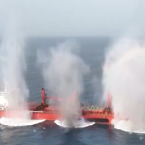 Καρέ καρέ η επίθεση των Χούθι στο ελληνόκτητο πλοίο στην Ερυθρά Θάλασσα 