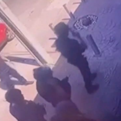 Αχαρνές: Βίντεο με την έφοδο της αστυνομίας στο κατάστημα - Η ιδιοκτήτρια είχε κλειδώσει τους ληστές