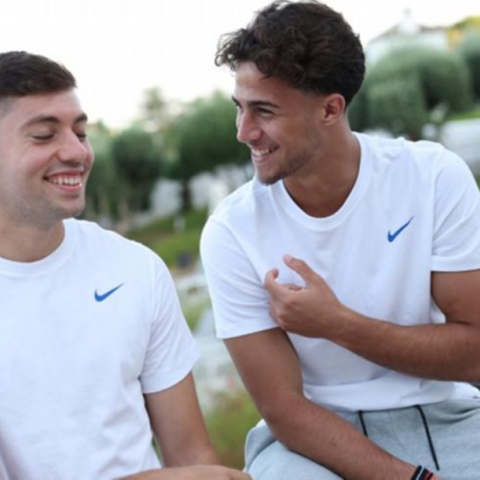 Τα παιδία παίζει στην Μπράιτον: Κωστούλας και Τζίμας λύθηκαν στα γέλια σε ένα επικό βίντεο