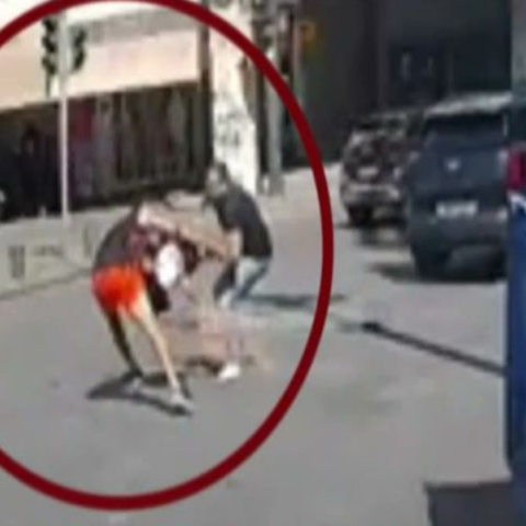 Τουρίστας ρώτησε οδηγό ταξί αν είναι ασφαλής η Ομόνοια και 10 δευτερόλεπτα μετά τον έκλεψαν