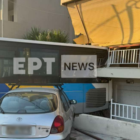 Λεωφορείο προσέκρουσε σε κατοικία στην περιοχή του Παπάγου